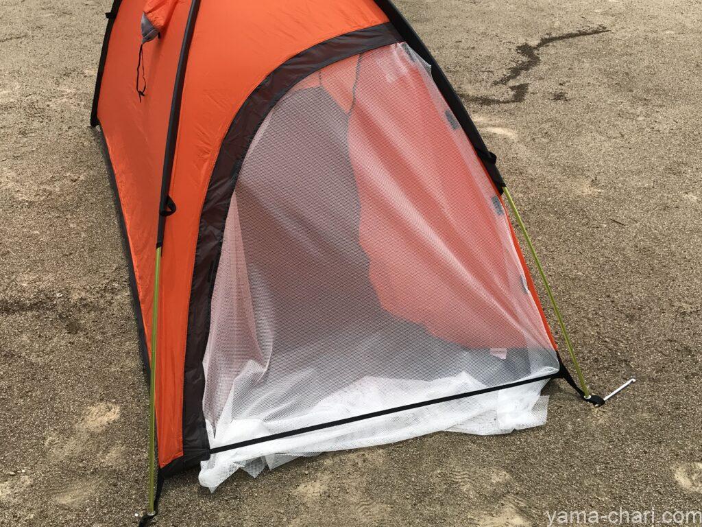 蚊帳が取り付けられたアライテントの自立式ツェルトのライズ1
