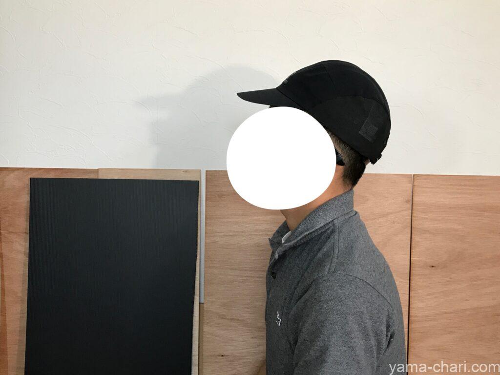 サロモンのXA COMPACT CAPとミドリ安全のインナーキャップを被っている人