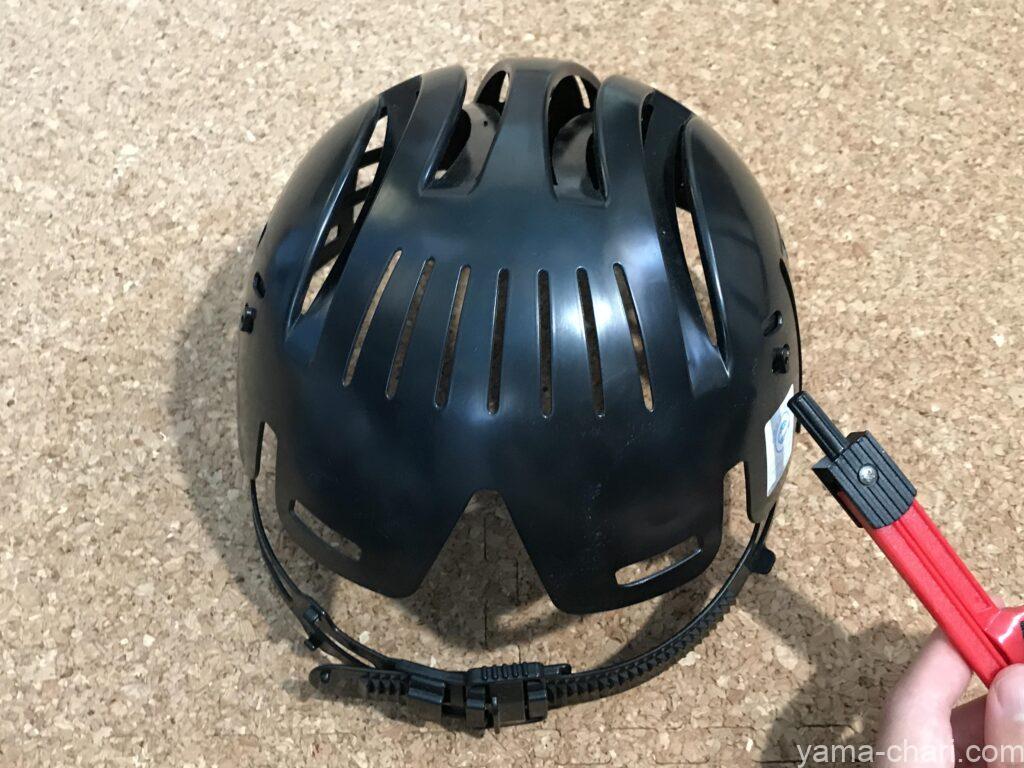 ミドリ安全のヘルメットINC100Bのサイズ調整ベルトと取り外している