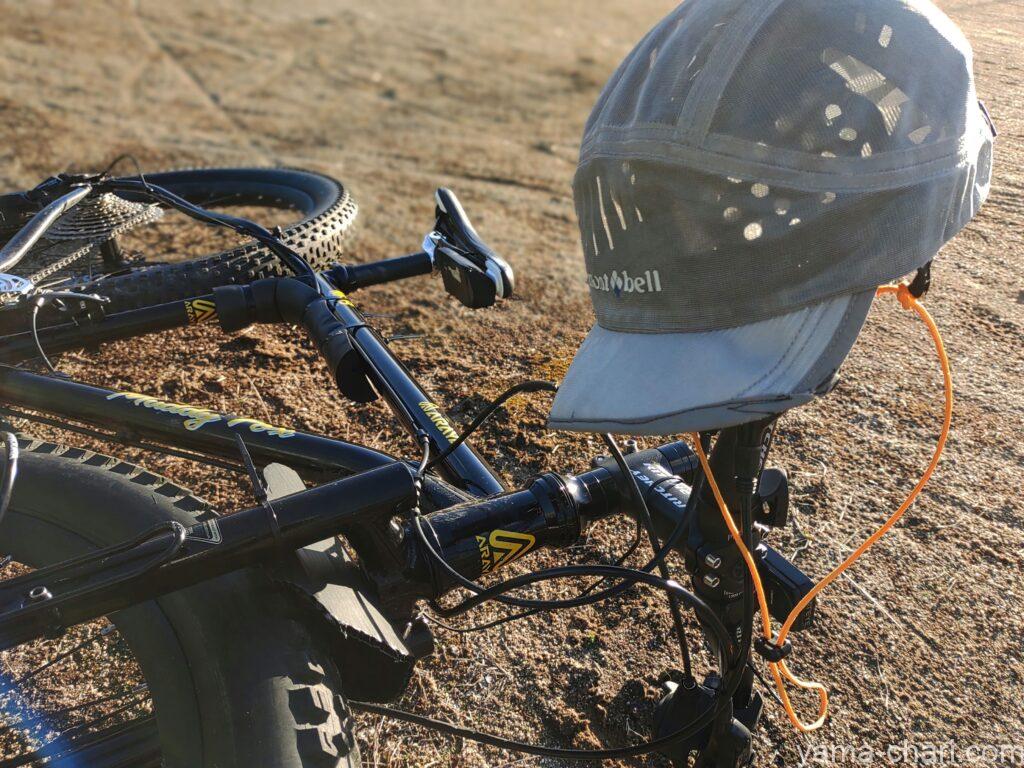 自転車のハンドルに引っ掛けられたモンベルのステンレスメッシュキャップ