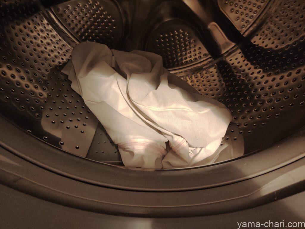 乾燥機に入れられた洗濯後のダウン