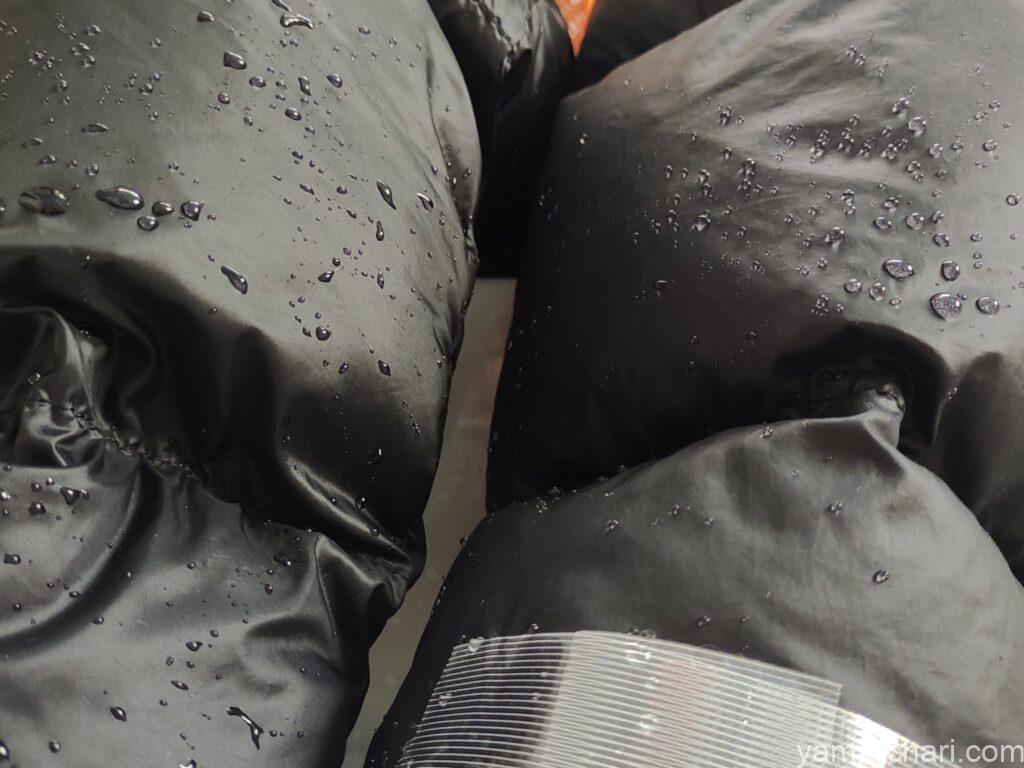 ニクワックスのダウンプルーフで加工前後のジャケットについた水滴