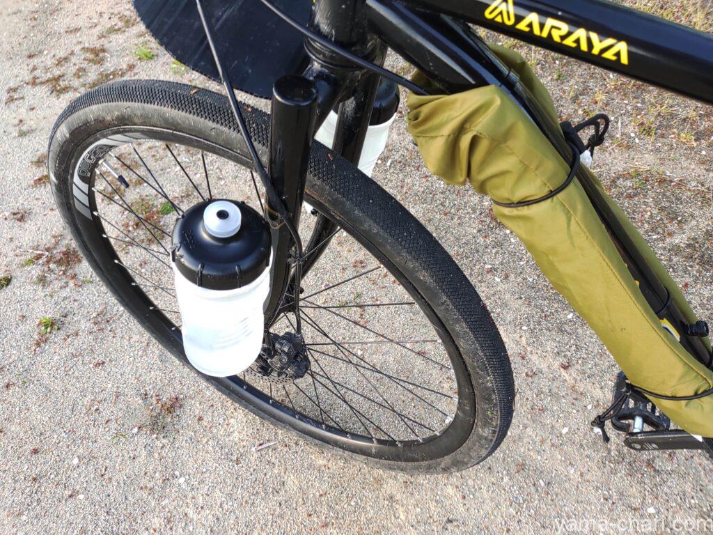 FabricのCageless Water Bottle 600mlをフロントフォークに取り付けた自転車
