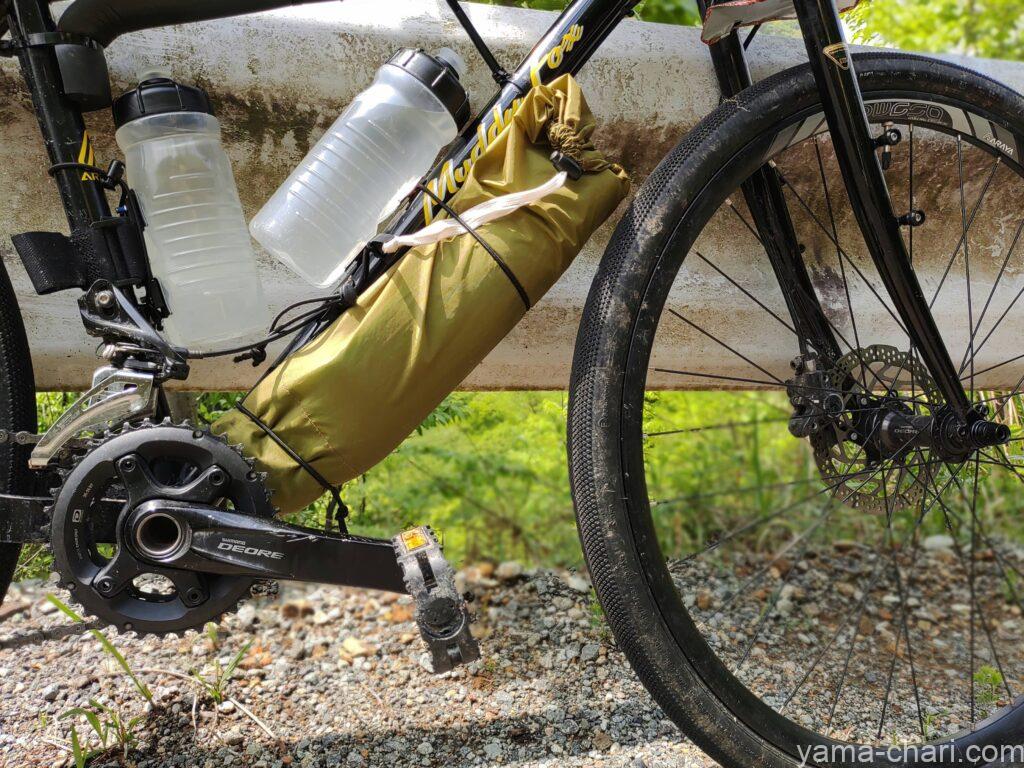 FabricのCageless Water Bottle 600mlを取り付けた自転車