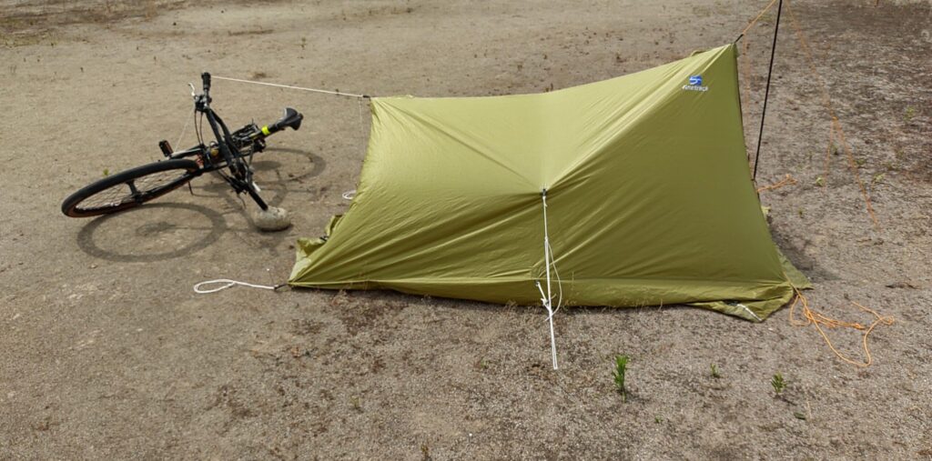 自転車をポール代わりにツェルトを設営した様子