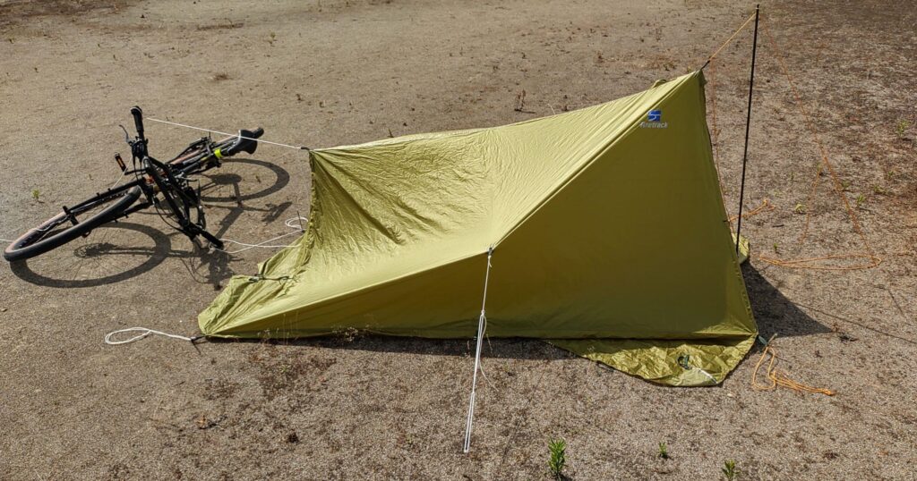 自転車をポール代わりにツェルトを設営した様子