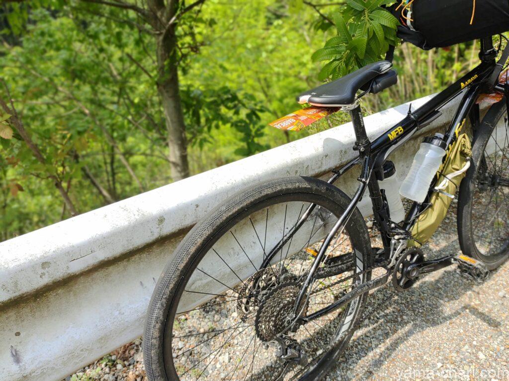 自作フェンダーを装着した自転車と砂利道