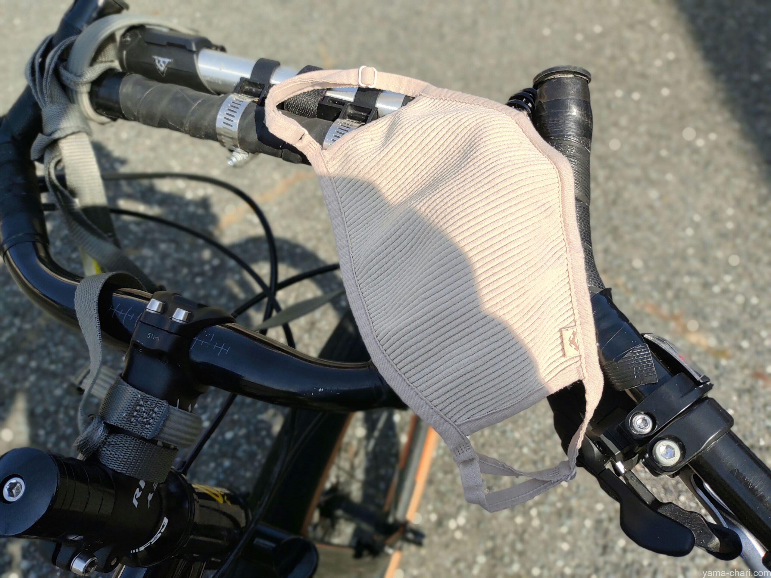 自転車のハンドルに置かれたナルーマスクのF.U+