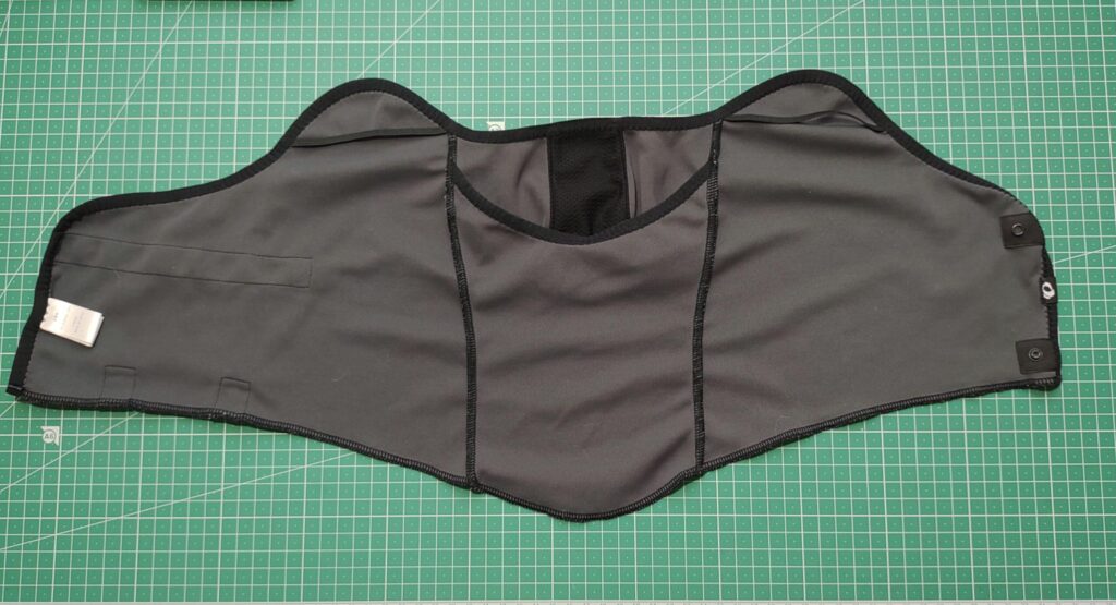 机に広げられたパールイズミのフェイスカバーFA-3