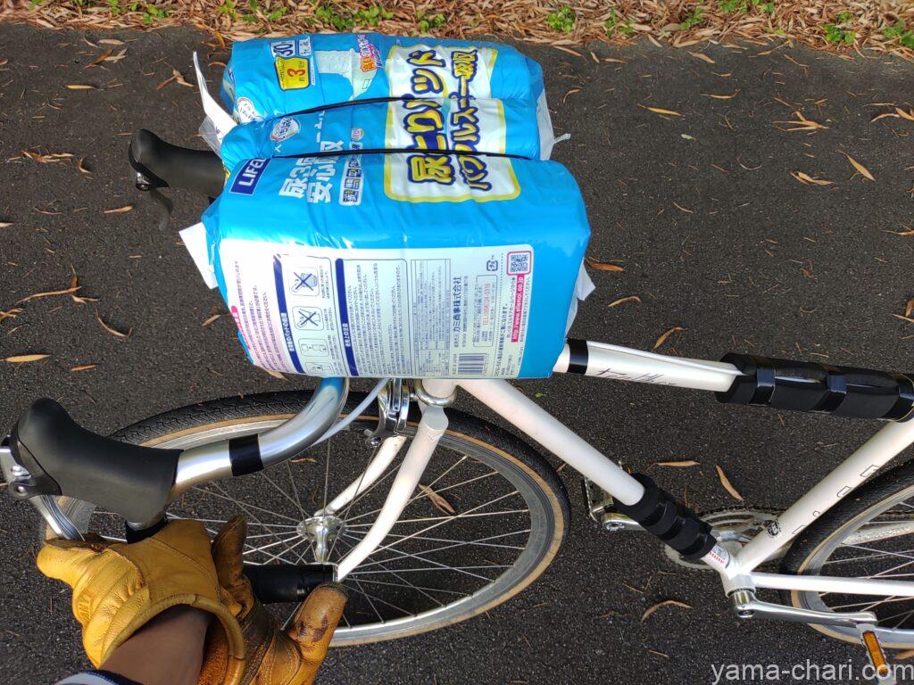 自転車に積載された尿とりパッド