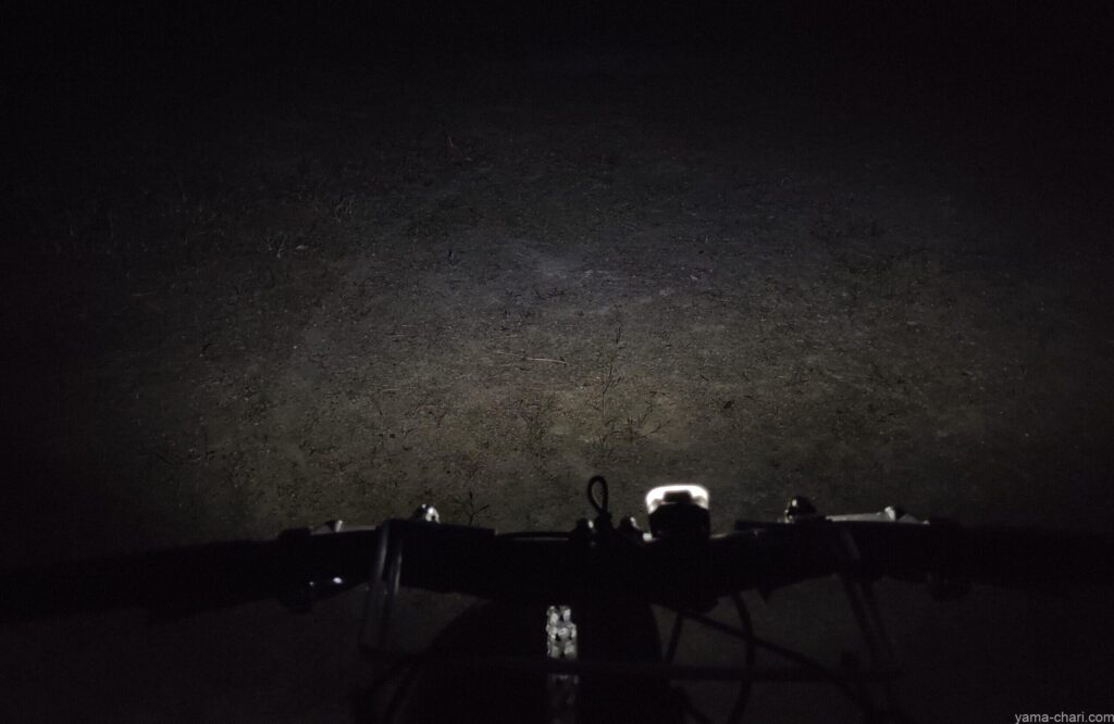 夜道を照らすジェントスのXB-M01R（100ルーメン）