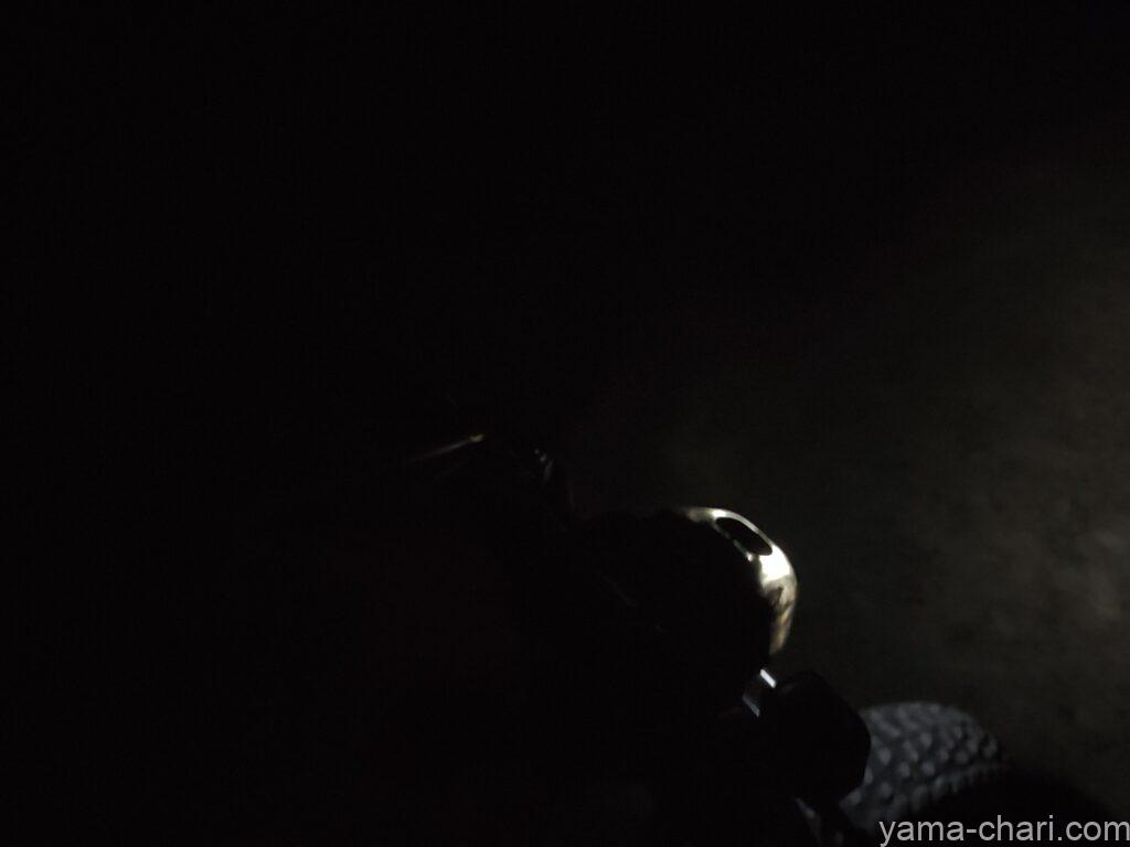 ペツルのアクティックコアの横に漏れた光