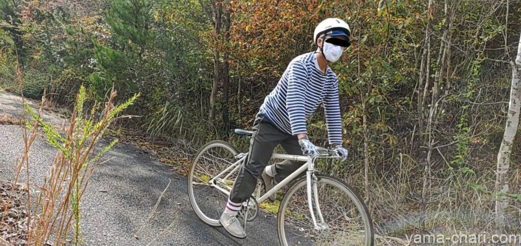 ogk kabutoのcanvas sportsを被って自転車に乗る人