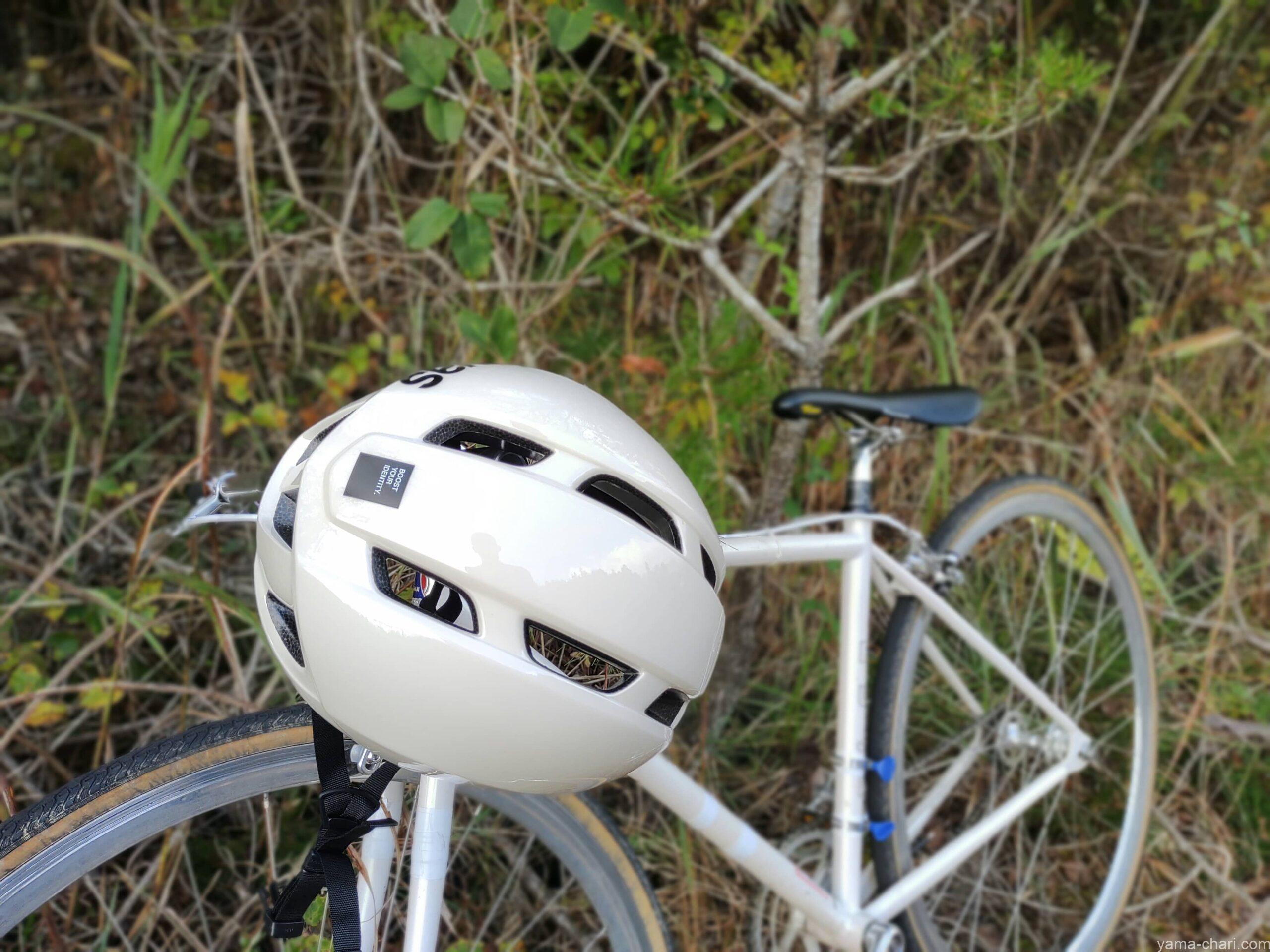 自転車のハンドルに引っ掛けたogk kabutoのcanvas sports